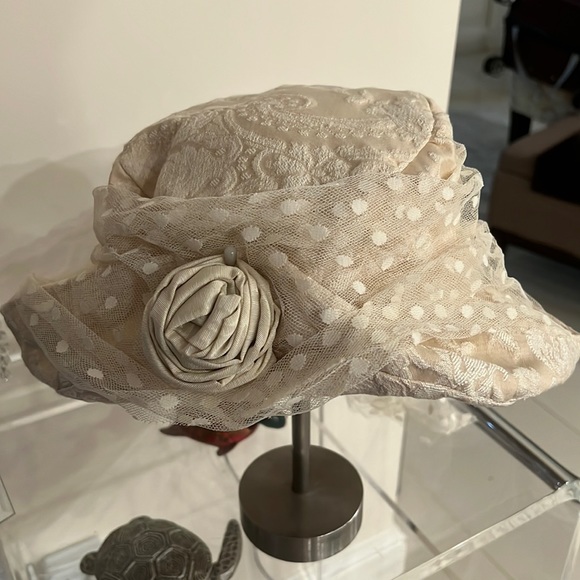 Vintage hat that looks and feels new. Damask cotton/linen with netting. Average - Picture 1 of 11